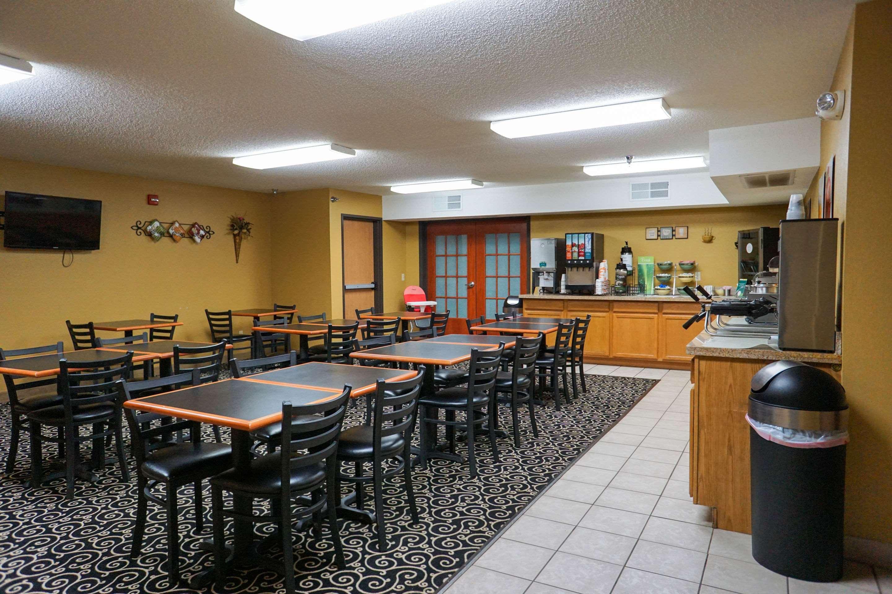 Hotel Quality & Near Prairie Lakes Ice Arena 3*