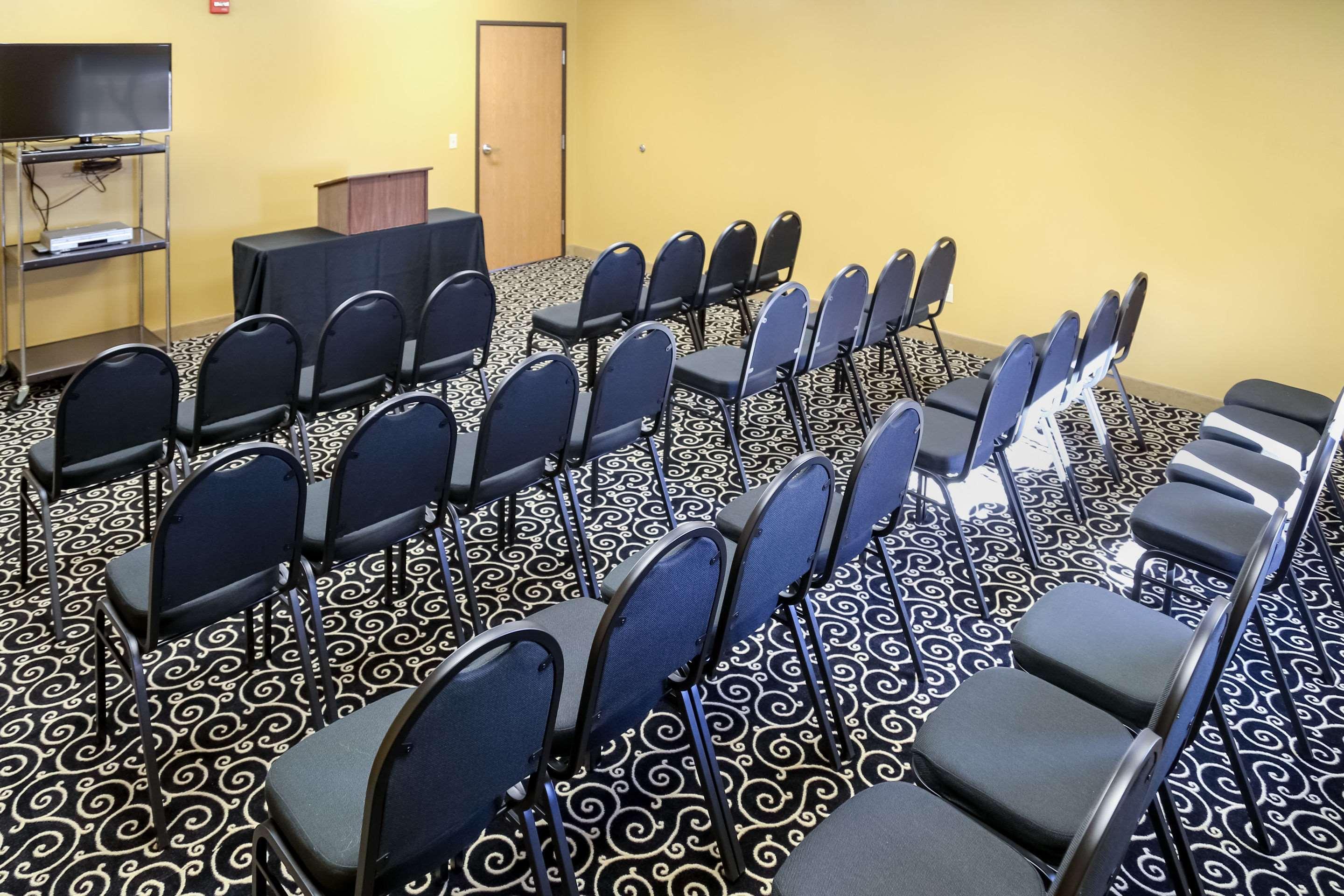 Hotel Quality & Near Prairie Lakes Ice Arena 3*
