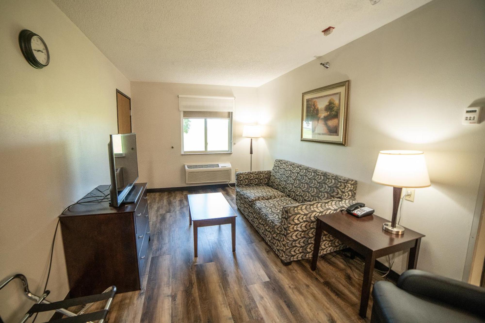 Hotel Quality & Near Prairie Lakes Ice Arena 3*