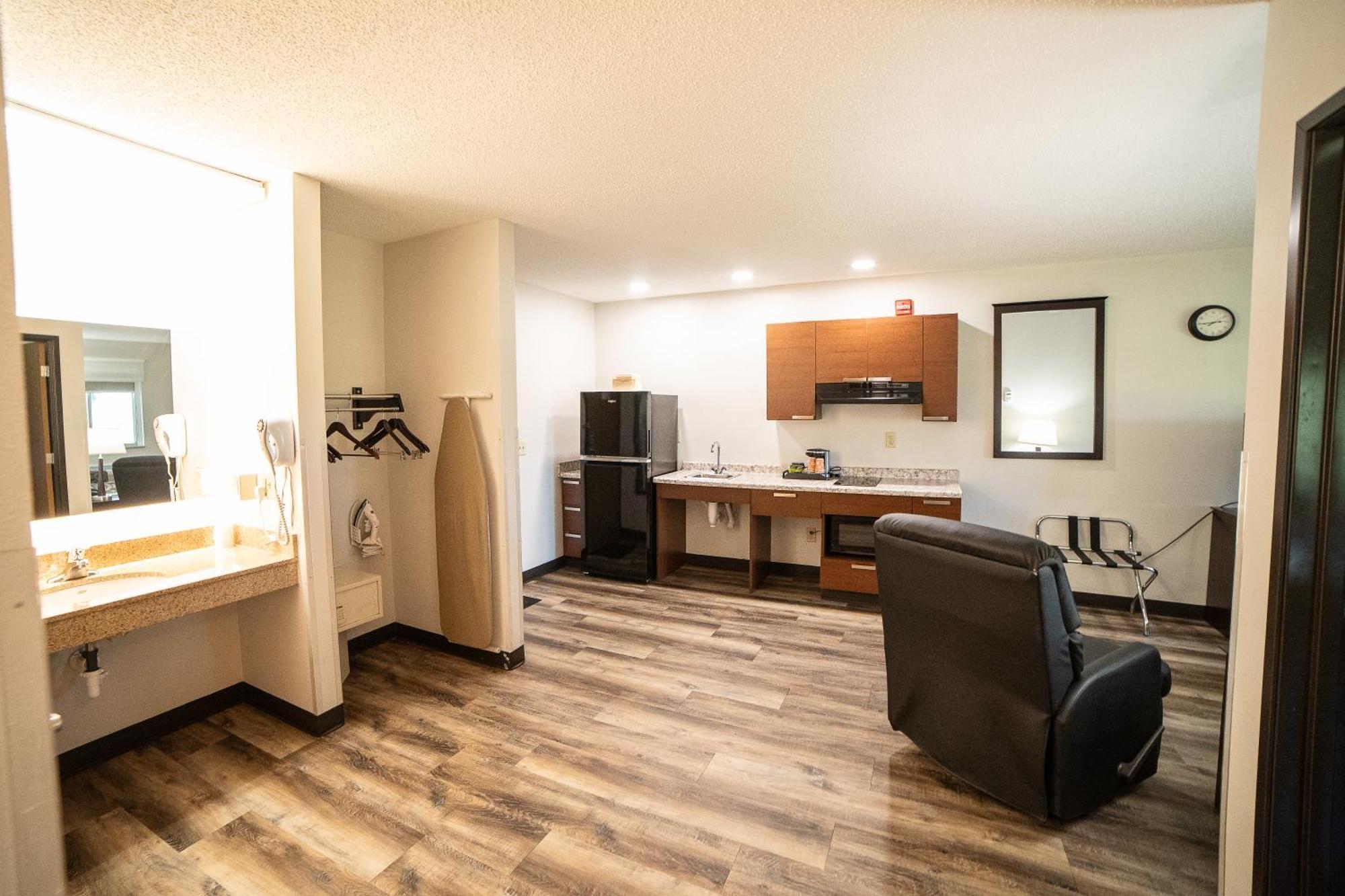 Hotel Quality & Near Prairie Lakes Ice Arena Watertown