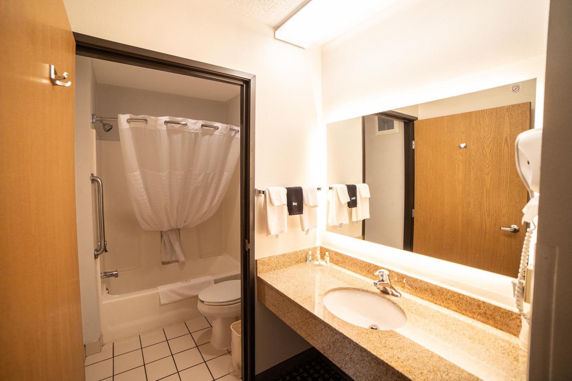 Hotel Quality & Near Prairie Lakes Ice Arena 3*