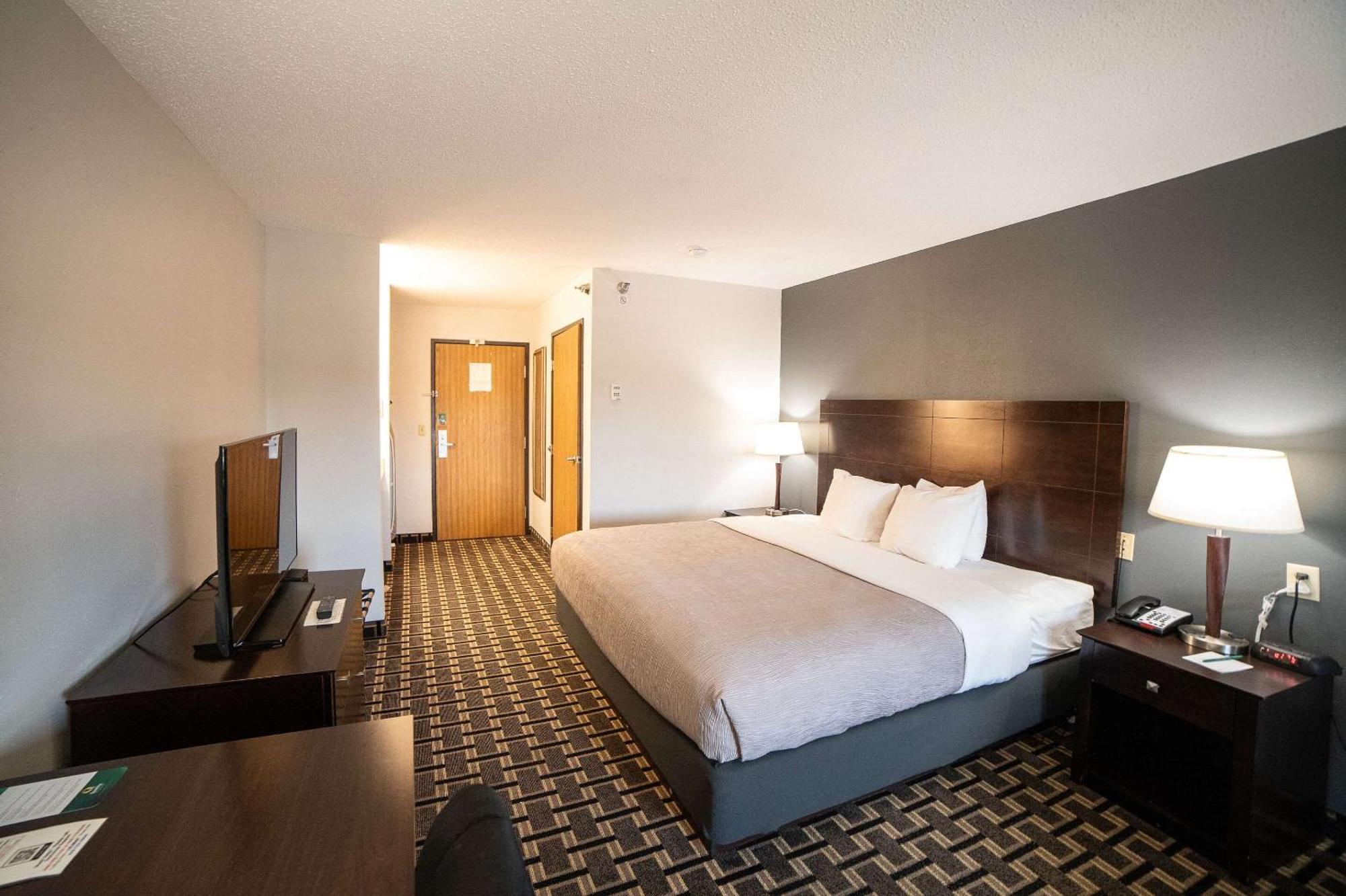 Hotel Quality & Near Prairie Lakes Ice Arena 3*