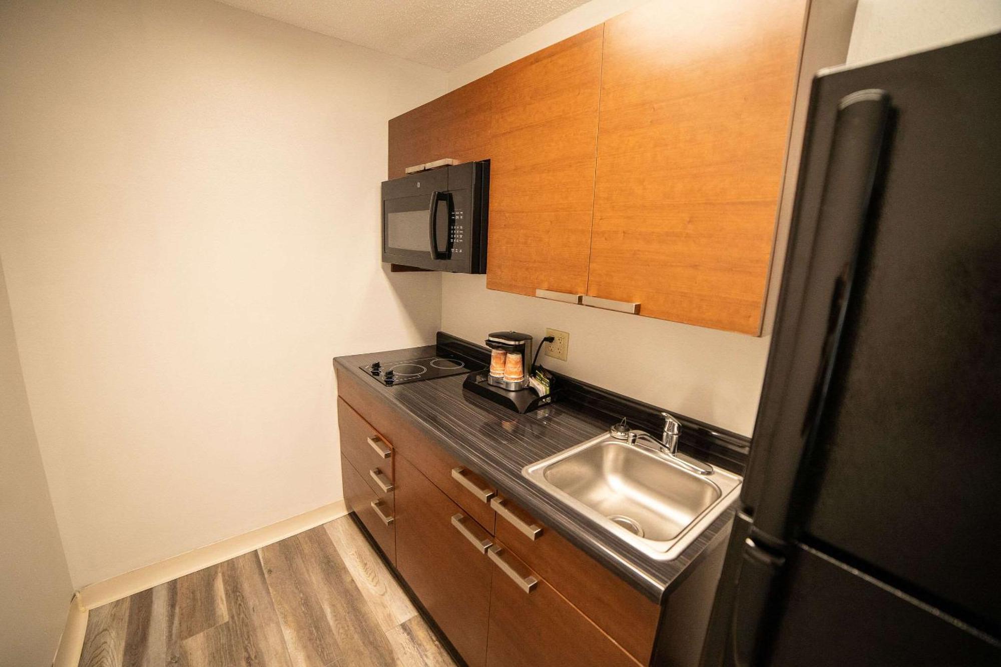 Hotel Quality & Near Prairie Lakes Ice Arena Watertown