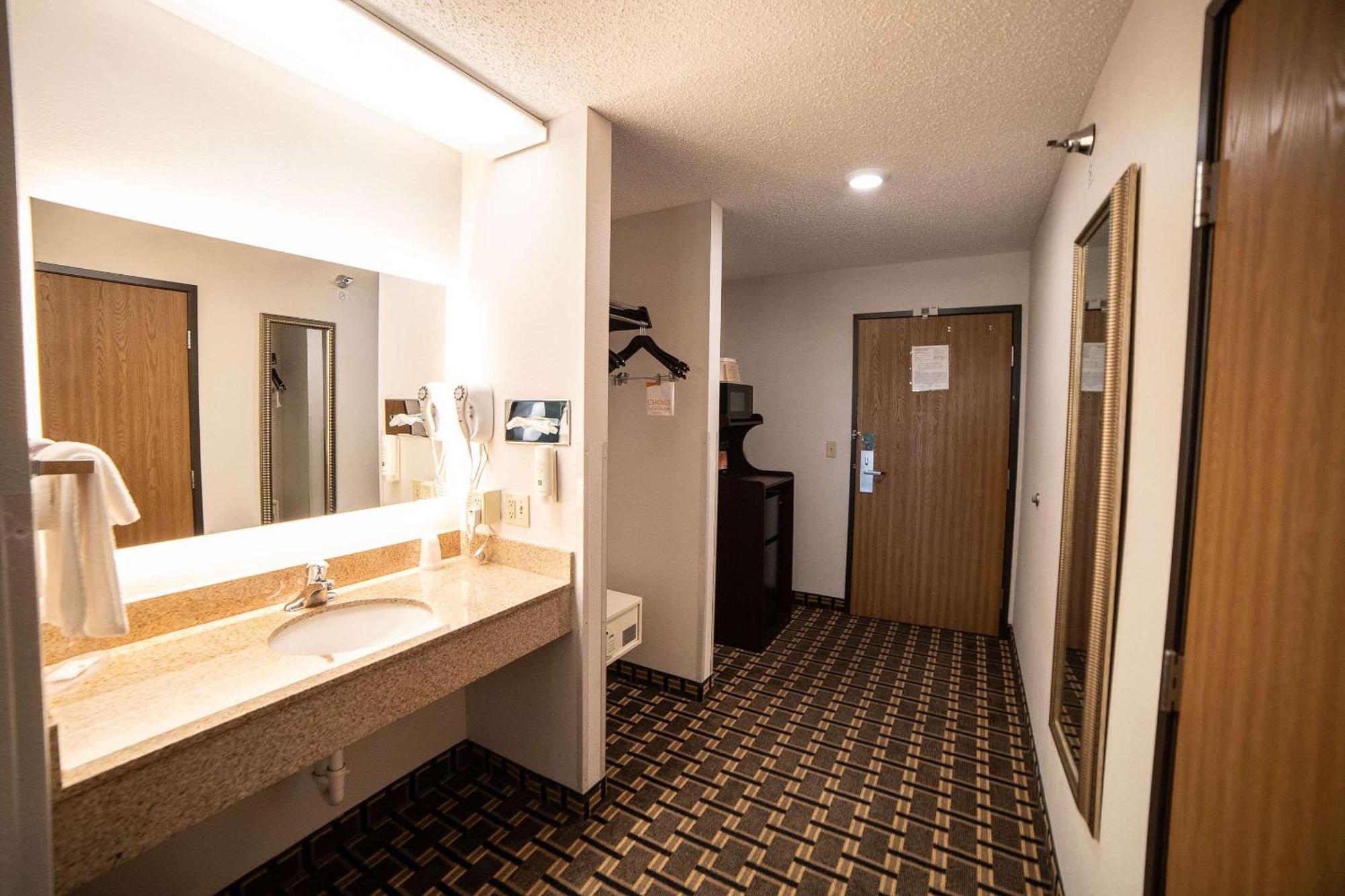 Quality & Near Prairie Lakes Ice Arena Hotel