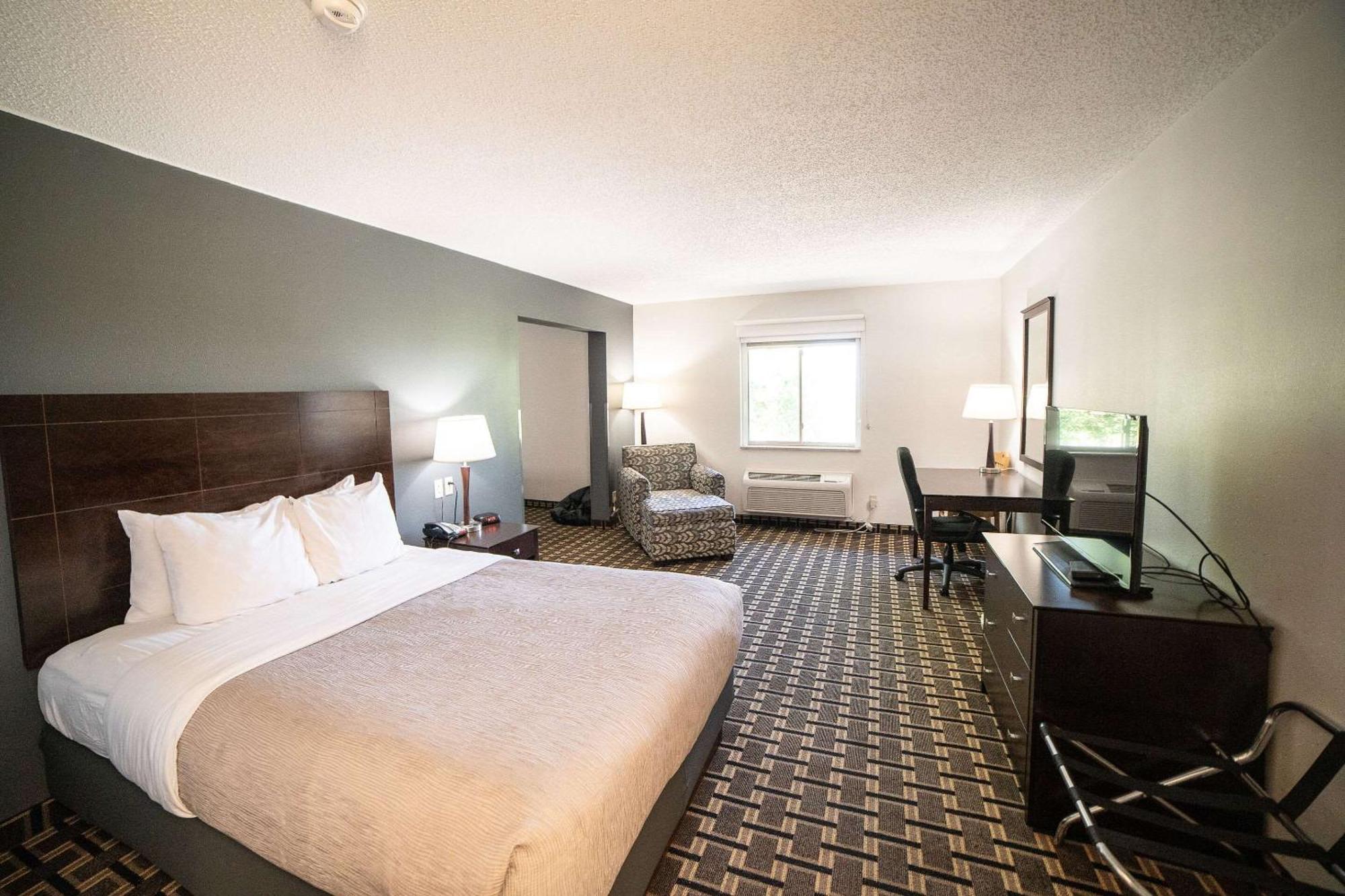 Hotel Quality & Near Prairie Lakes Ice Arena Watertown