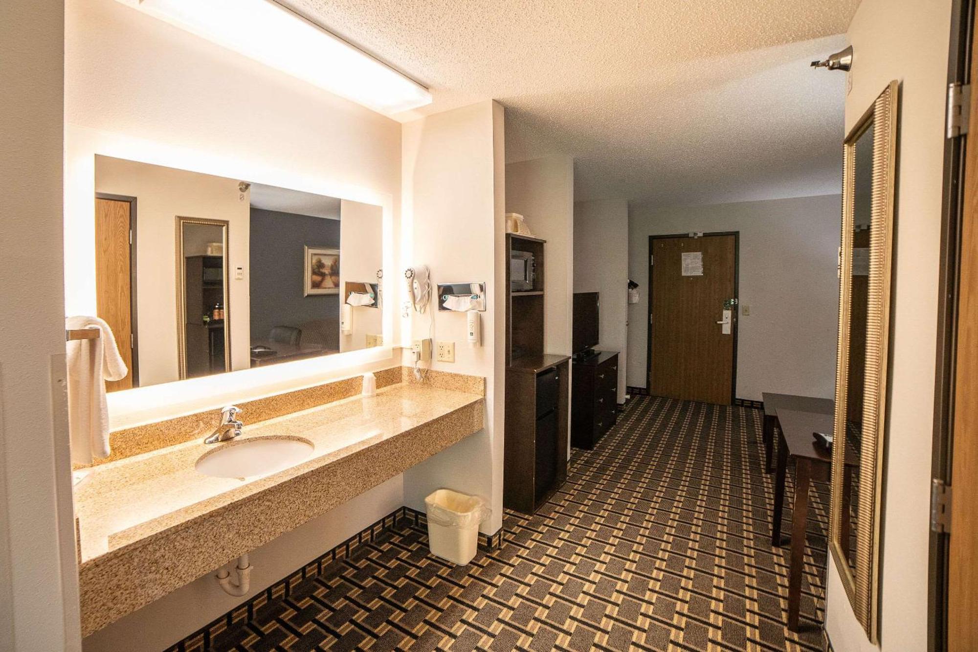 Quality & Near Prairie Lakes Ice Arena Hotel 3*