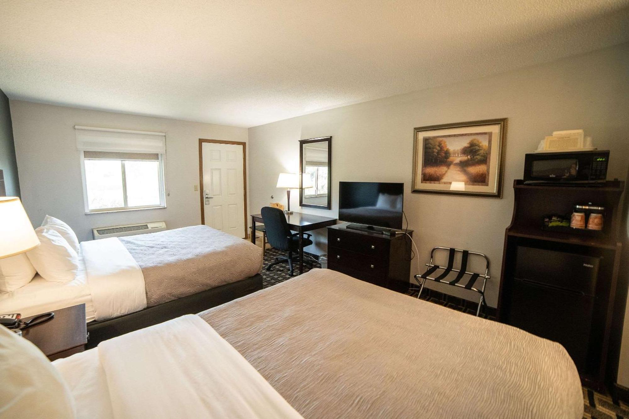 Hotel Quality & Near Prairie Lakes Ice Arena 3*