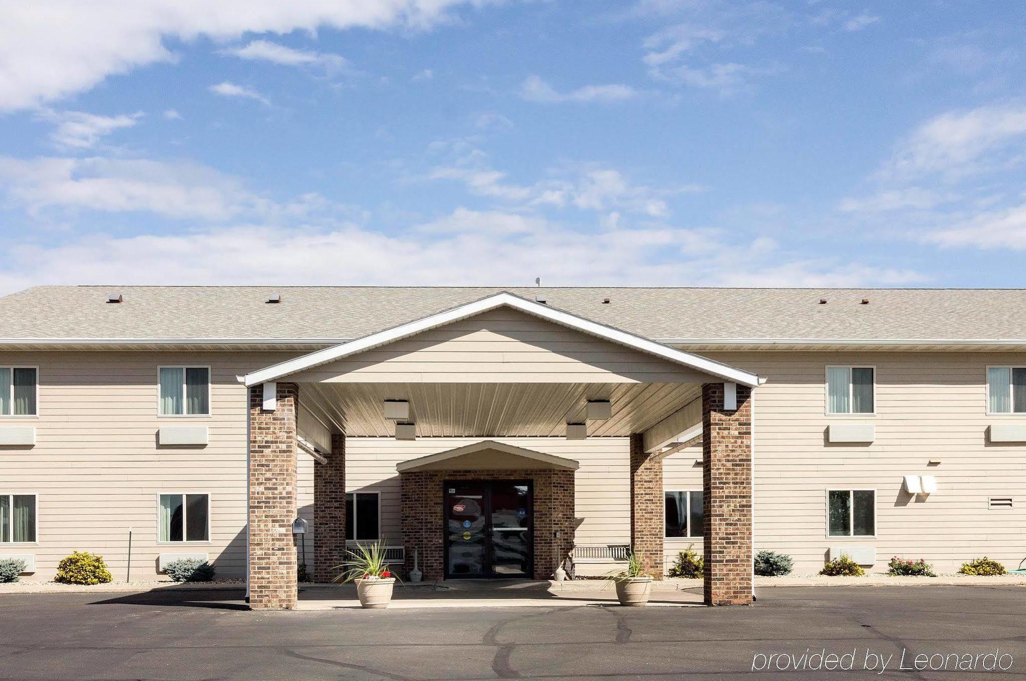 Hotel Quality & Near Prairie Lakes Ice Arena